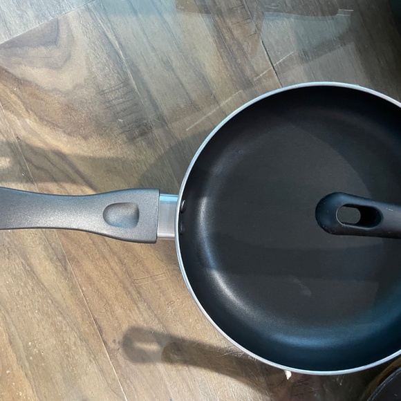 Excellent Condition 4-Piece Frying Pan Set - Picture 4 of 9